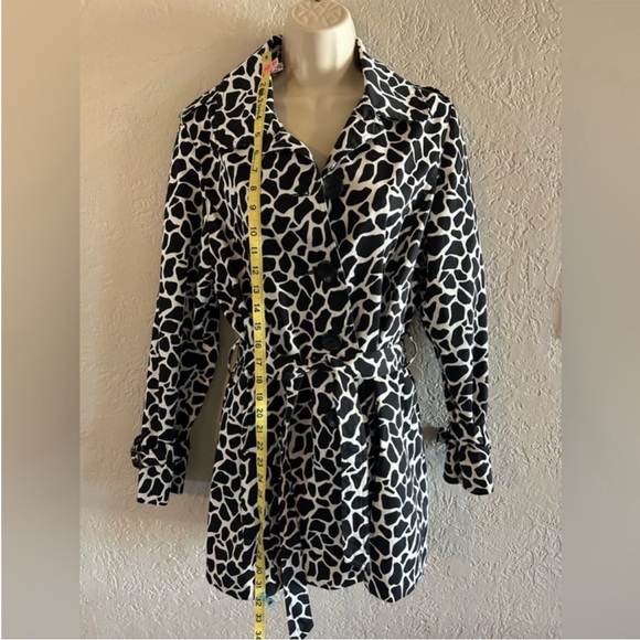 Black and White lightweight Coat with Animal Print - Picture 2 of 7